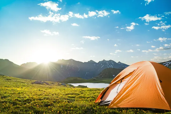 Camping en montañas —  Fotos de Stock