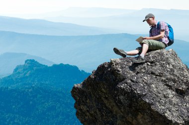 Tablet bilgisayarı olan adam