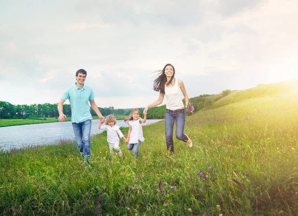 Familj utomhus — Stockfoto