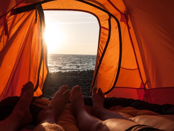 Menschen campen in der Nähe des Meeres — Stockfoto