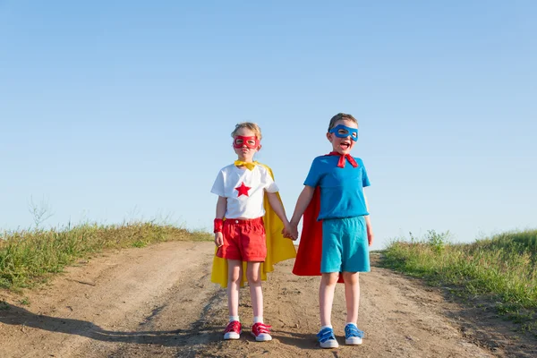 Děti chovat jako superhrdina — Stock fotografie