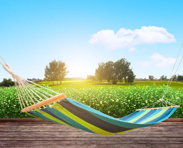 Ontspannen op hangmat in de tuin — Stockfoto