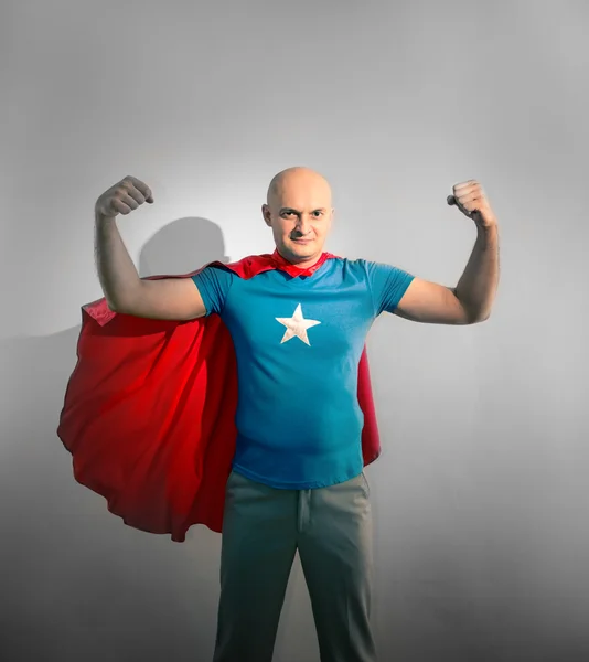 Homme agissant comme un super héros — Photo