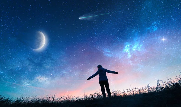 夜空に星を見る少女のシルエット — ストック写真