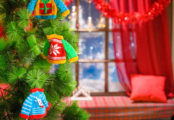 Árbol Navidad Acogedor Fondo Interior Con Alféizar Ventana Iluminado Con —  Fotos de Stock