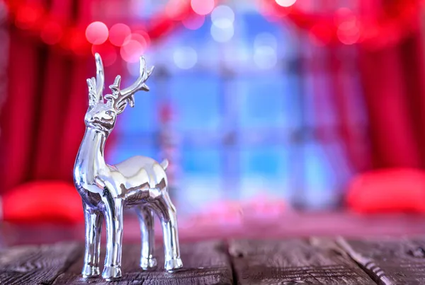 Noel Arkaplanı Pencerenin Pervazı Işık Gümüş Geyiklerle Aydınlatılmış — Stok fotoğraf