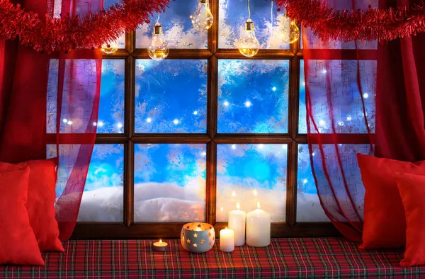 Weihnachtsbaum Und Gemütlicher Innenhintergrund Mit Fensterbank Beleuchtet Mit Lichtern Und — Stockfoto