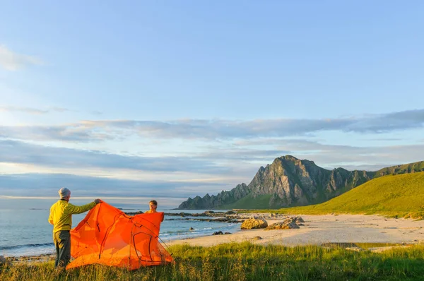 Koppel Kamperen Met Tent Aan Zee Noorwegen — Stockfoto