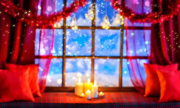 Pencerenin Pervazı Işık Mumlarla Aydınlatılmış Bulanık Bir Noel Arkaplanı — Stok fotoğraf