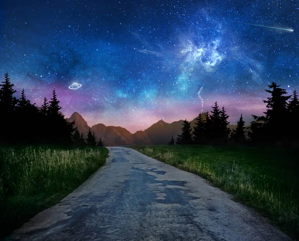 Velho Escuro Noite Estrada Através Floresta Céu Estrelado Com Galáxia — Fotografia de Stock