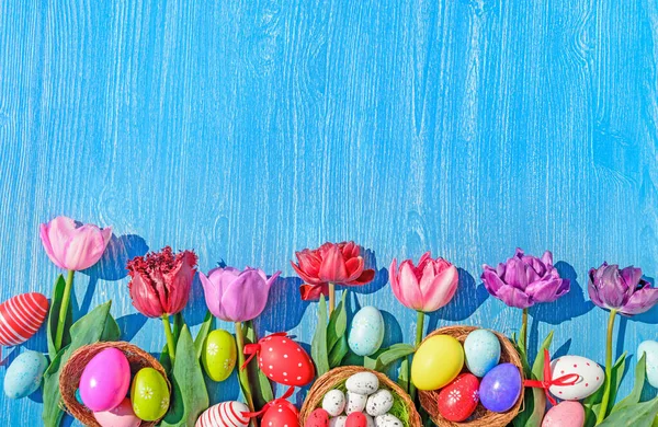 Jaja Tulipany Wielkanoc Drewniane Tło — Zdjęcie stockowe