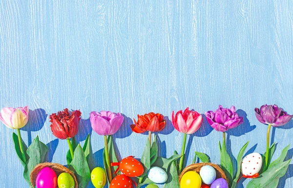 Jaja Tulipany Wielkanoc Drewniane Tło — Zdjęcie stockowe