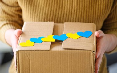 Gönüllü, Ukraynalılar için bir kutu tutuyor.