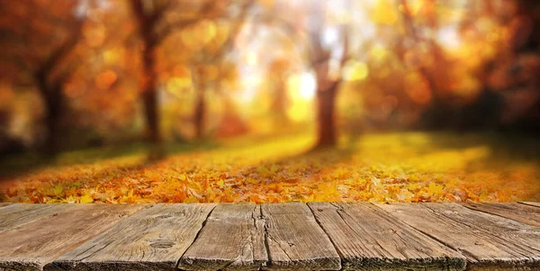 Mesa Madeira Com Folhas Laranja Fundo Outono — Fotografia de Stock