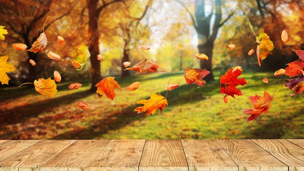 Houten Tafel Met Oranje Bladeren Herfst Achtergrond — Stockfoto