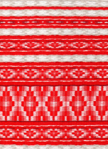 Adorno rojo cosido sobre fondo de lino — Foto de Stock