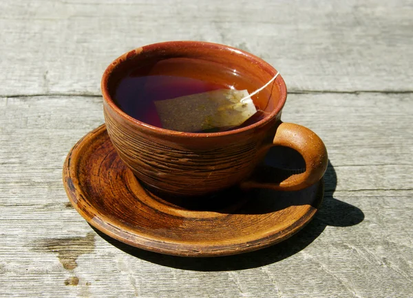 Teetasse auf Holztisch — Stockfoto