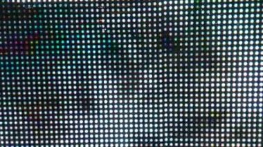 Gece şehrindeki ışıkların görüntüsü. Gece ışıklarının karmaşası, gölgeler ve ışık parlamaları. Video sanatı