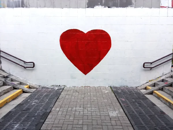 Граффити Белой Стене Городе Красное Сердце Символ Любви Отношений Фотография — стоковое фото