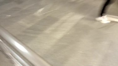 Metro geçidi boyunca insanların aksaklık etkisiyle yaptıkları hareket. Görüntü paraziti. Video sanat grafikleri. Ekran Koruyucu