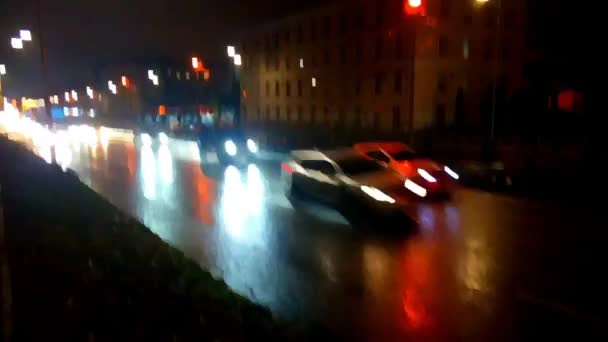 Autók Mozgása Utcán Esős Estén Vagy Éjszaka Fényképezőgép Rázás Hiba — Stock videók