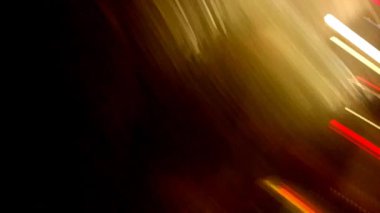 Siyah arka planda çok renkli ışıkların kaotik hareketi. Video sanatı grafikleri.