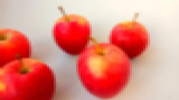 Több élénk vörös alma fehér háttérrel. Videóművészeti bevezető. Sreen vagyok. Pixel művészet.