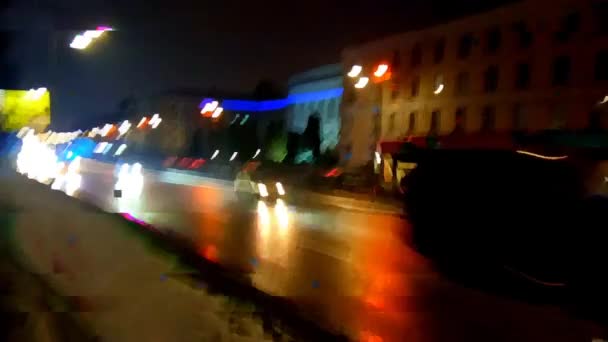 Die Bewegung Der Lichter Von Autos Auf Einer Nächtlichen Straße — Stockvideo