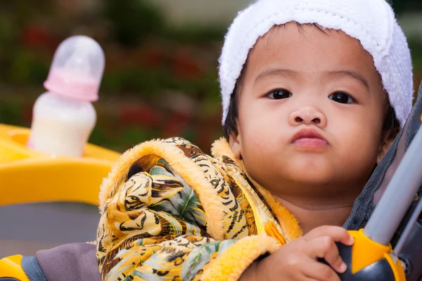 Asiática bebê feminino em perambulator — Fotografia de Stock
