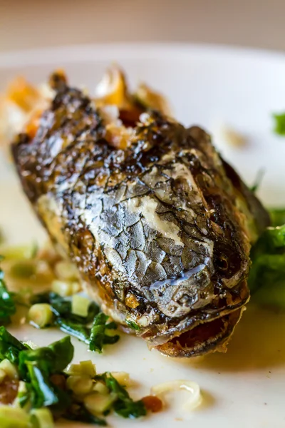 Cabeza de pescado frito en plato blanco — Foto de Stock