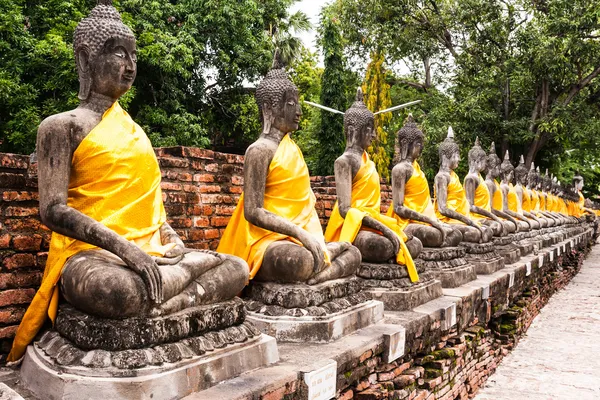 Sten buddha staty i rad — Stockfoto