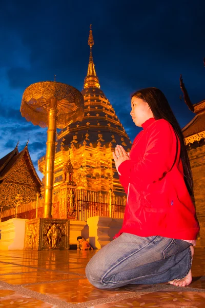 Mujer asiática pagar respeto a la pagoda de oro — Foto de Stock