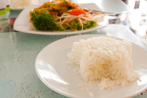 Kokt ris på maträtt — Stockfoto