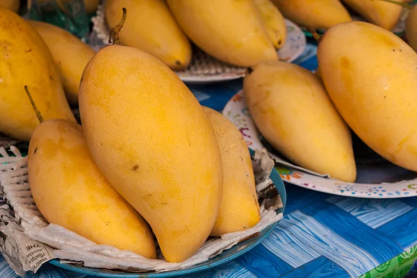 Yellow ripe mango — Stock Photo, Image