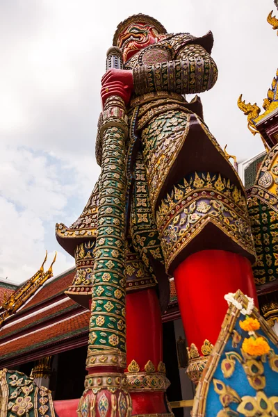 Giant statue in tmple of Emerald Buddha Bangkok — Stock Photo, Image