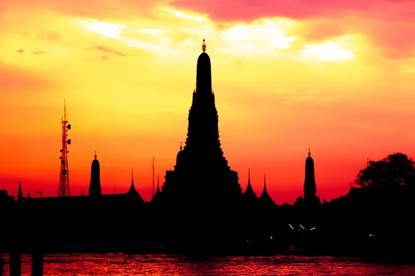Paysage urbain du temple Wat Arun à la silhouette du crépuscule — Photo