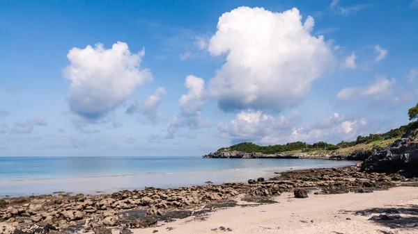 Mar tropical com céu azul — Fotografia de Stock