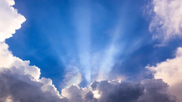 Lichtstraal van zon achter wolk — Stockfoto