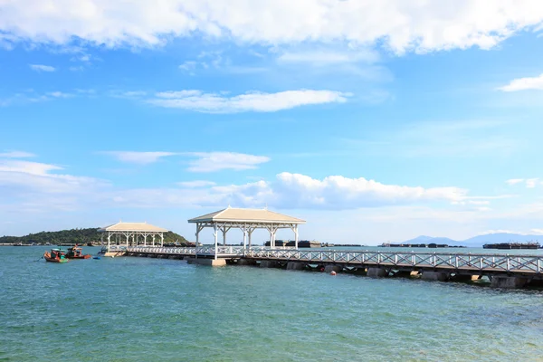 海に木製の歩道橋 — ストック写真