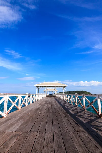 Trä promenad bro till havet — Stockfoto