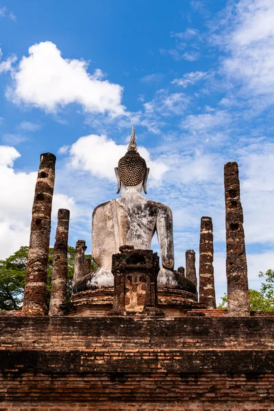 後ろからスコータイ遺跡における古代の budddha 像 — ストック写真