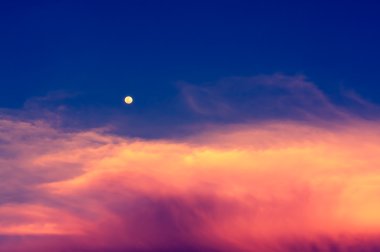 twilight saat moon ile gökyüzünde