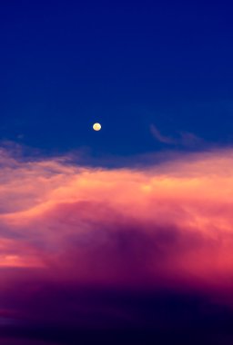 twilight saat moon ile gökyüzünde