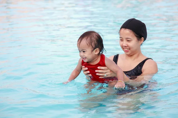 Mãe brincar com a filha na piscina — Fotografia de Stock