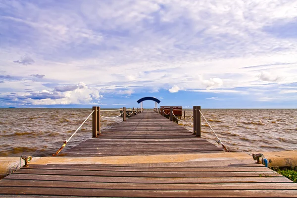 Houten steiger in zee met blauwe hemel breed — Stockfoto