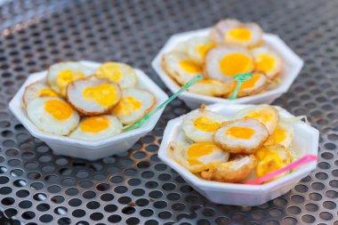 Kızarmış bıldırcın yumurtası