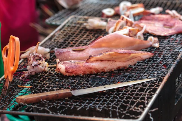 Gegrilde inktvis op kachel — Stockfoto