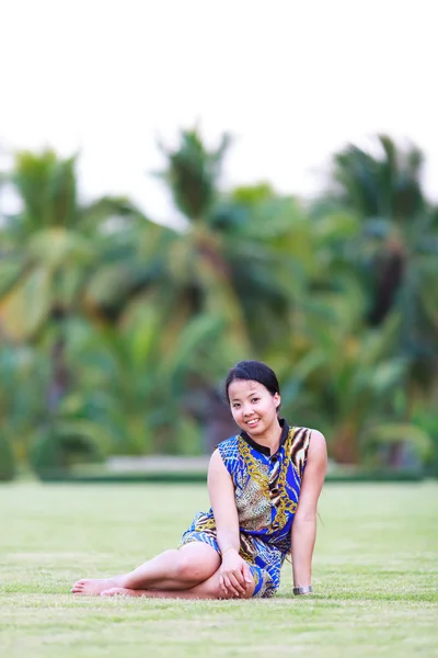 Asiática mujer sentarse y sonrisa en parque —  Fotos de Stock