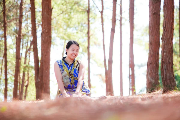 Thai woman sit and smile in park — Stock Photo, Image