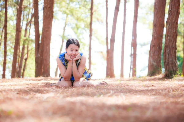 Thai woman sit and smile in park — Stock Photo, Image